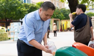 Giám đốc Sở Du lịch TPHCM gom rác, kiểm tra sân khấu trước giờ khai mạc Lễ hội Áo dài 