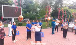 Người dân vui chơi có thưởng trong Ngày hội Đại đoàn kết dân tộc