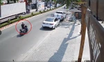 Clip: Người đàn ông chạy xe máy đập gương chiếu hậu ô tô trên phố