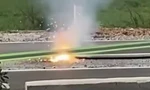 Clip: Dây điện đứt rơi xuống đường cháy nổ như pháo hoa 