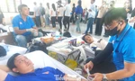 عمال شباب في مدينة هوشي منه يتبرعون بالدم بحماس