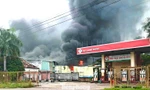 Lửa bao trùm kho hàng gần cây xăng ở TPHCM