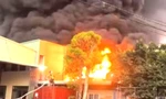 [Clip] Lửa đỏ rực bao trùm nhà xưởng trên tuyến đường huyết mạch ở TPHCM