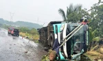 Xe khách lật trên Quốc lộ 14 ở Đồng Nai, khiến 3 người thương vong