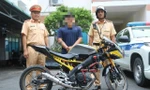 Cảnh sát triệu tập người lái mô tô phân khối lớn buông hai tay ở TPHCM