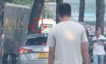 Clip ô tô chạy trên vỉa hè ở TPHCM, tài xế nói đang vội đến bệnh viện