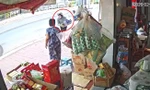 [CLIP] Cụ ông giằng co quyết liệt với kẻ cướp bia tại tiệm tạp hóa ở TPHCM