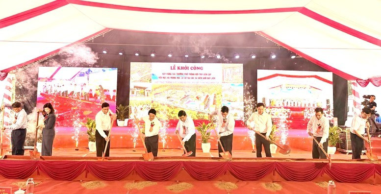 Phó Thủ tướng Chính phủ Nguyễn Chí Dũng dự Lễ khởi công xây dựng Trường Phổ thông Dân tộc nội trú liên cấp Tiểu học và THCS Minh Tân.