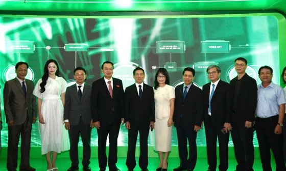 Phó Thủ tướng Hồ Đức Phớc tham quan gian hàng Vietcombank tại Sóng Festival 