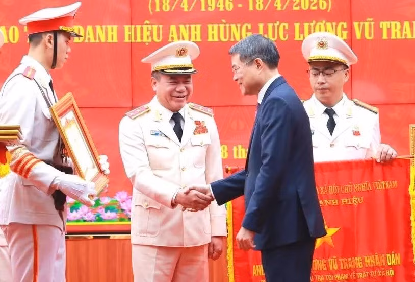 Trung tướng Nguyễn Thanh Tùng đón nhận danh hiệu Anh hùng lực lượng vũ trang nhân dân