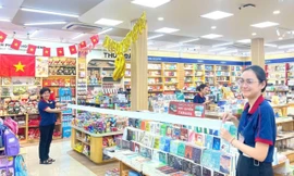 Hai mẹ con vào hiệu sách mua 418 cuốn sách, hóa đơn hơn 56 triệu đồng dài hơn 4 mét