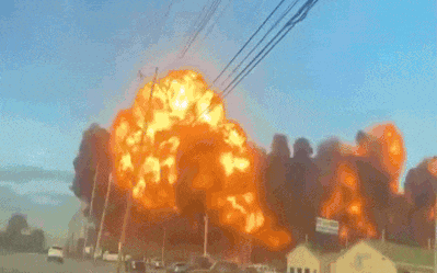 Mỹ: Máy bay bốc cháy rồi nổ tung khi cất cánh