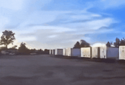 Khoảnh khắc máy bay Mỹ đâm sầm xuống đường băng khiến nhiều người thương vong