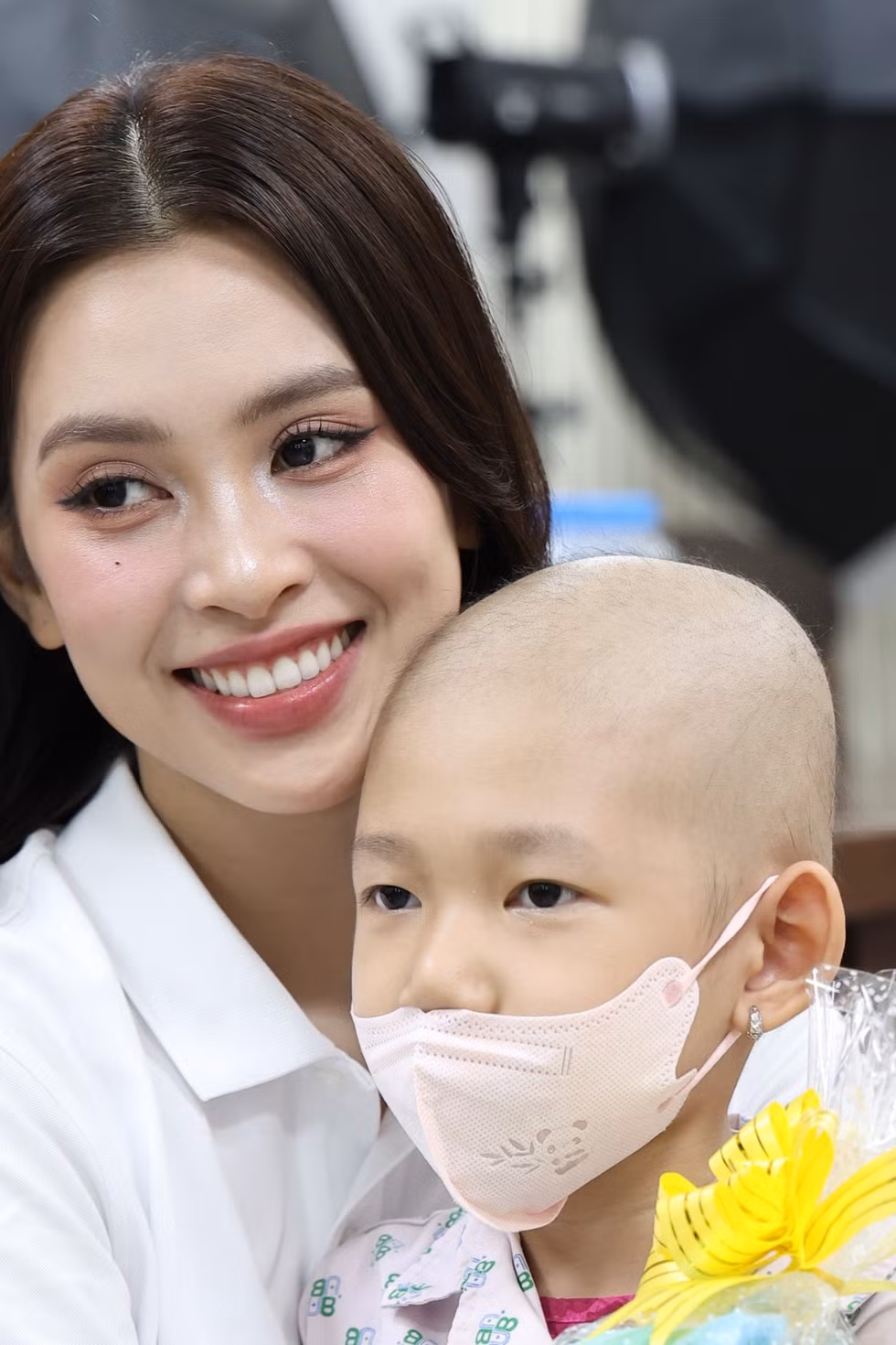 Tiểu Vy hỗ trợ chi phí điều trị bệnh nhi ung bướu
