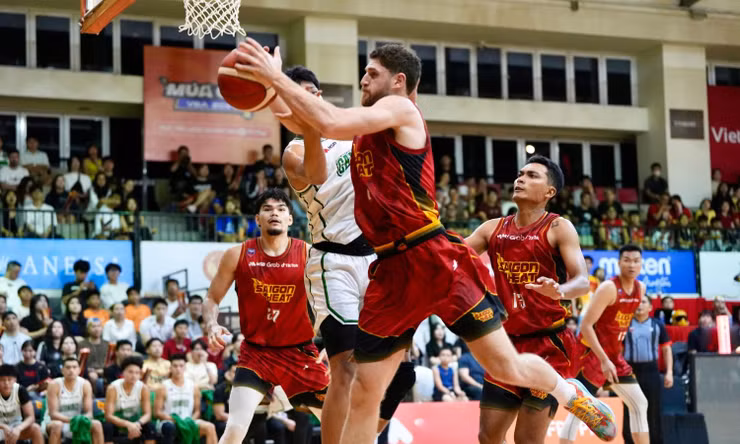 VBA 2026: "Ông Ba Mươi" quẩy cực sung, Saigon Heat thắng đậm ngày ra quân