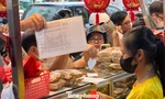 Xếp hàng cả tiếng để mua bánh trung thu, hơn 20 nhân viên phục vụ không ngơi tay