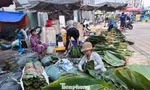 Ngỡ ngàng với chợ lá dong 'mỗi năm mở một lần' ở TPHCM