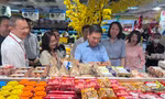 Lãnh đạo TPHCM bất ngờ kiểm tra hàng Tết tại siêu thị