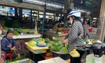 Bão lũ cắt đứt nguồn cung, giá rau xanh TPHCM leo thang từng ngày