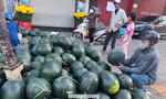 Giá dưa hấu Tết 'rơi tự do' 5.000 đồng/kg 
