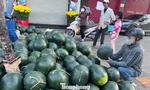 Giá dưa hấu Tết 'rơi tự do' 5.000 đồng/kg 