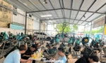 Nở rộ hàng quán kiêm trạm sạc xe điện ở TPHCM: Chỉ 15.000 đồng/lần sạc, ngủ võng mát lạnh