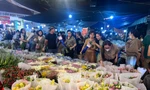 Xuyên đêm 'săn' hoa Tết ở chợ Hồ Thị Kỷ