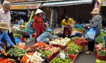 Giá rau củ 'tăng cấp' theo mưa bão