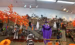 Phố 'đồ ma quái' ở TPHCM vắng khách dịp Halloween