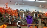 Phố 'đồ ma quái' ở TPHCM vắng khách dịp Halloween