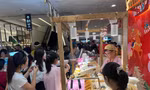 Hàng quán ở trung tâm thương mại đông nghịt khách mùng 5 Tết