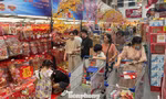 Vừa mở cửa, người dân đã chen chân vào siêu thị sắm Tết