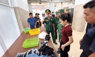 Nữ hành khách nhập cảnh từ Campuchia mang theo vật thể nghi súng 