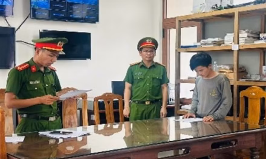 Khởi tố đối tượng dùng clip nhạy cảm khống chế, ép bạn gái cũ quan hệ tình dục