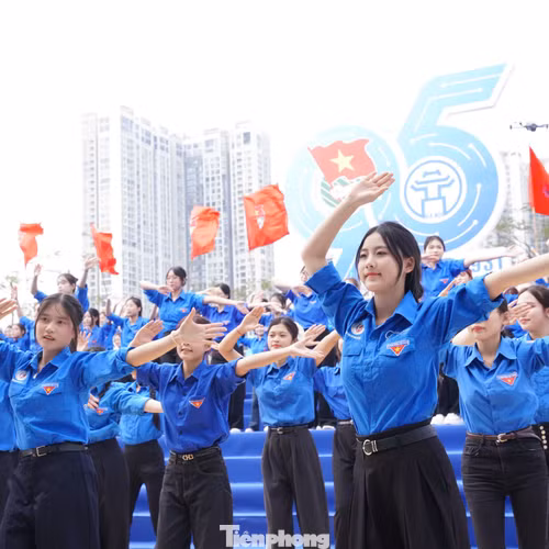 Hội nghị trực tiếp kết hợp trực tuyến