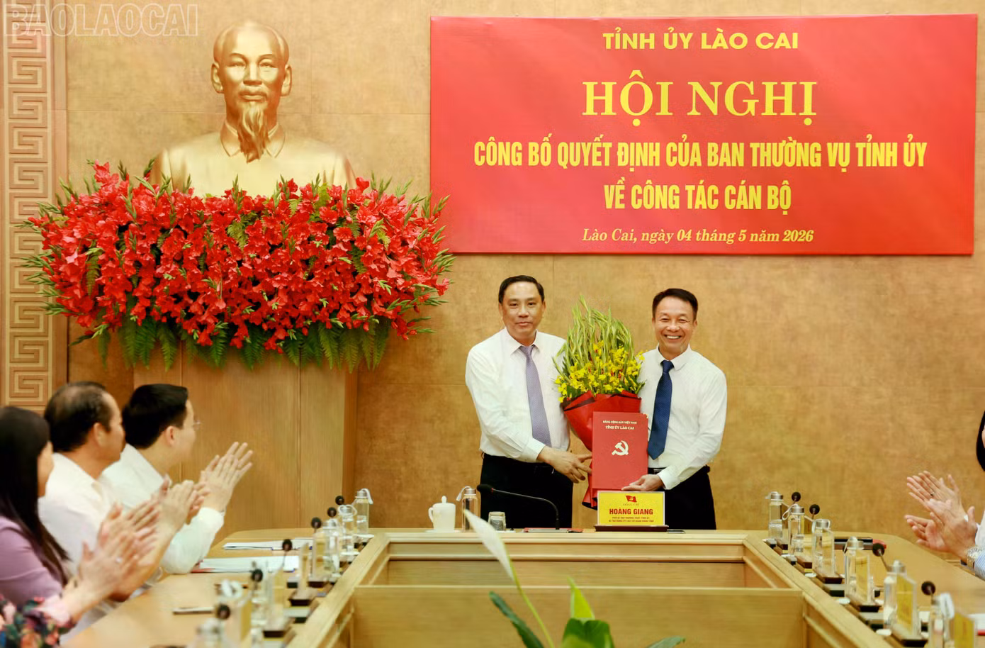 Ông Hoàng Giang - Phó Bí thư Thường trực Tỉnh ủy Lào Cai (bên trái) trao Quyết định và chúc mừng ông Vũ Quỳnh Khánh.