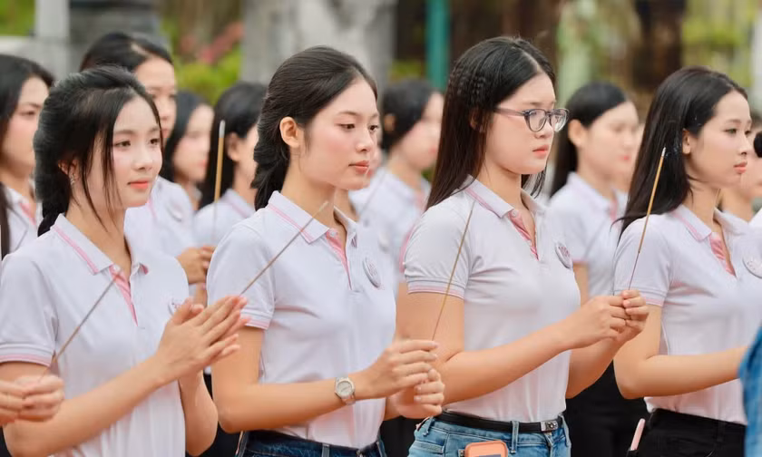 Thí sinh Hoa hậu Việt Nam thành kính tưởng niệm Trạng Trình Nguyễn Bỉnh Khiêm 