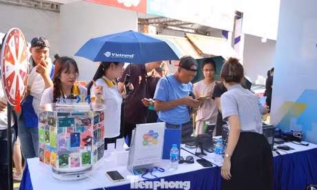 Ngày thẻ Việt Nam 2025: Xuất hiện danh thiếp thông minh, nhẫn thanh toán 