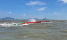 Sà lan chở hơn 900 khối cát lật úp ở biển Vũng Tàu, 3 thuyền viên được cứu