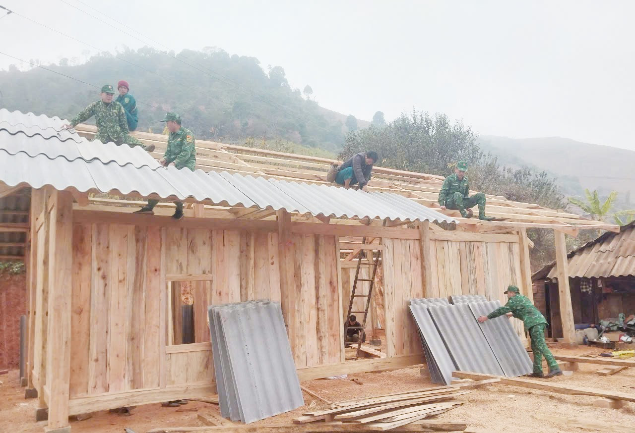 Cán bộ, chiến sĩ bộ đội Biên phòng giúp ông Thào A Tàng dựng nhà mới.