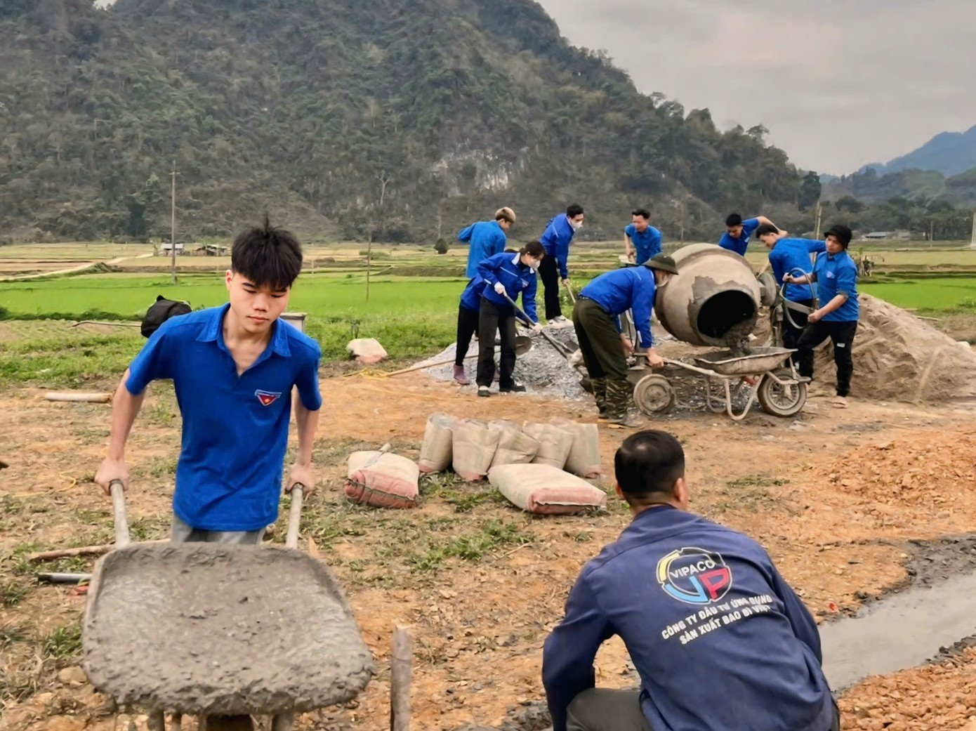 Đoàn viên thanh niên tham gia xây nhà giúp chị Vân