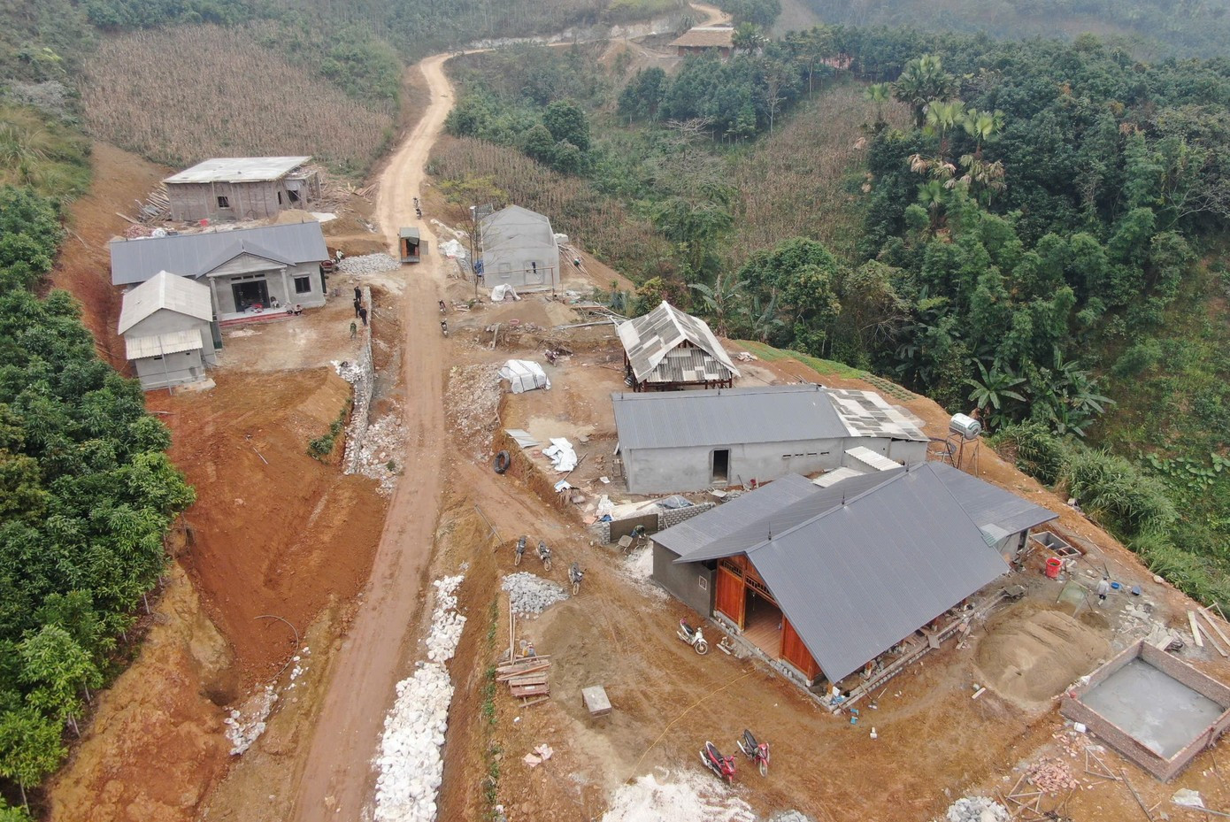 Tuyến đường bê tông mới mở hứa hẹn sẽ giúp cho bà con đi lại thuận lợi hơn, thúc đẩy phát triển kinh tế vùng.