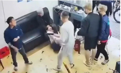 Khởi tố nhóm đối tượng dùng súng đe dọa, đánh con nợ