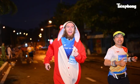 Câu chuyện về runner người Canada trót yêu đường chạy Tiền Phong Marathon 