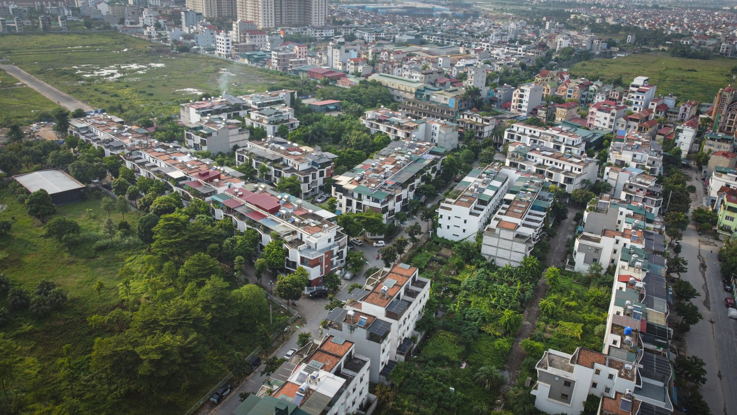 Khu biệt thự, nhà liền kề bị cơi nới, 'đội' tôn như khu tập thể cũ ở Hà Nội