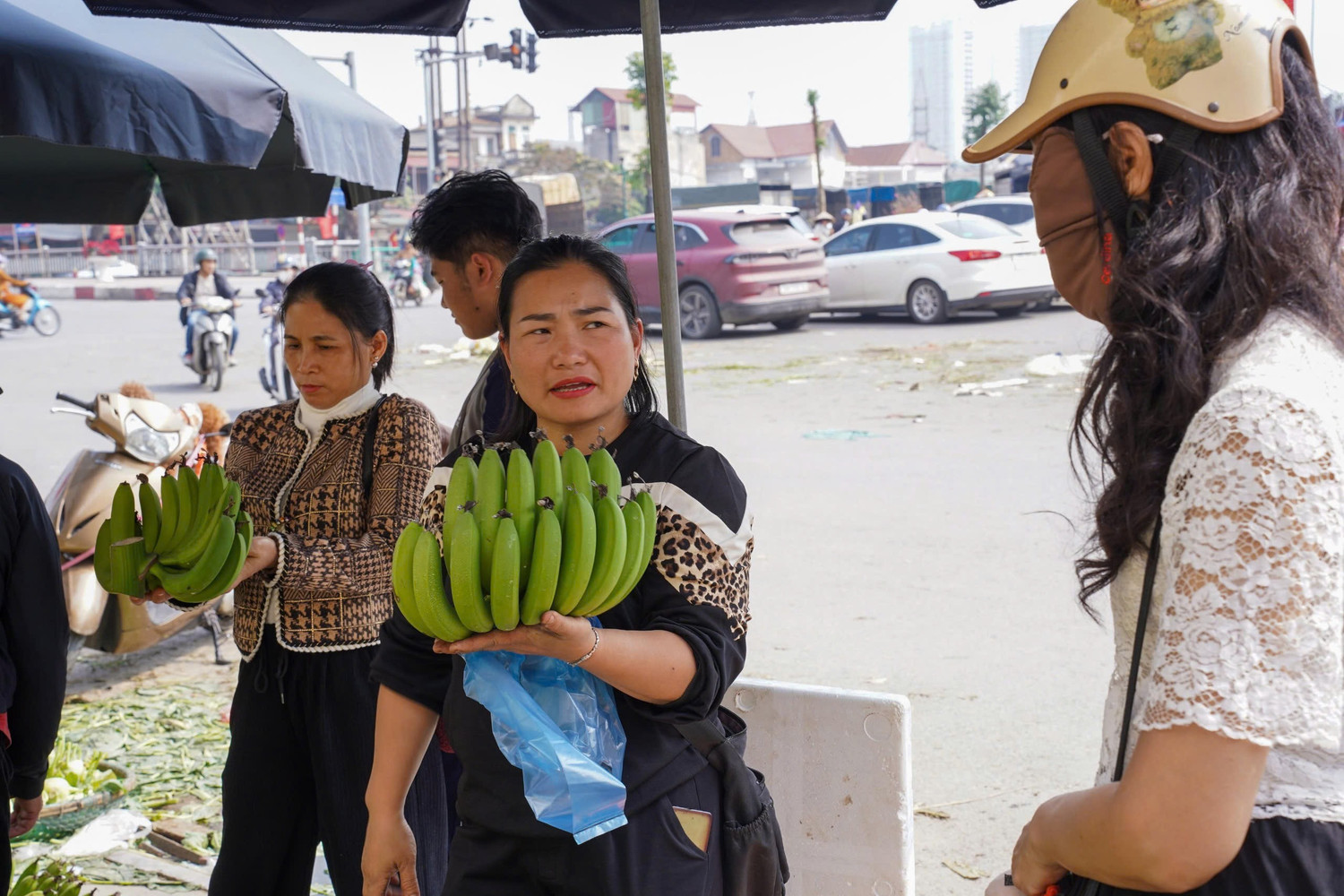 Chuối xanh 28 Tết: Từ nửa triệu ‘rơi’ xuống 30.000 đồng vẫn ế