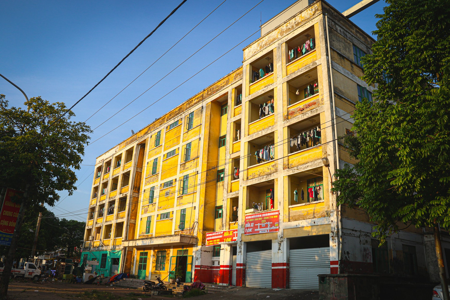Hà Nội: Loạt ki - ốt khu nhà công nhân hoang phế, nhếch nhác sau khi bị bỏ hoang