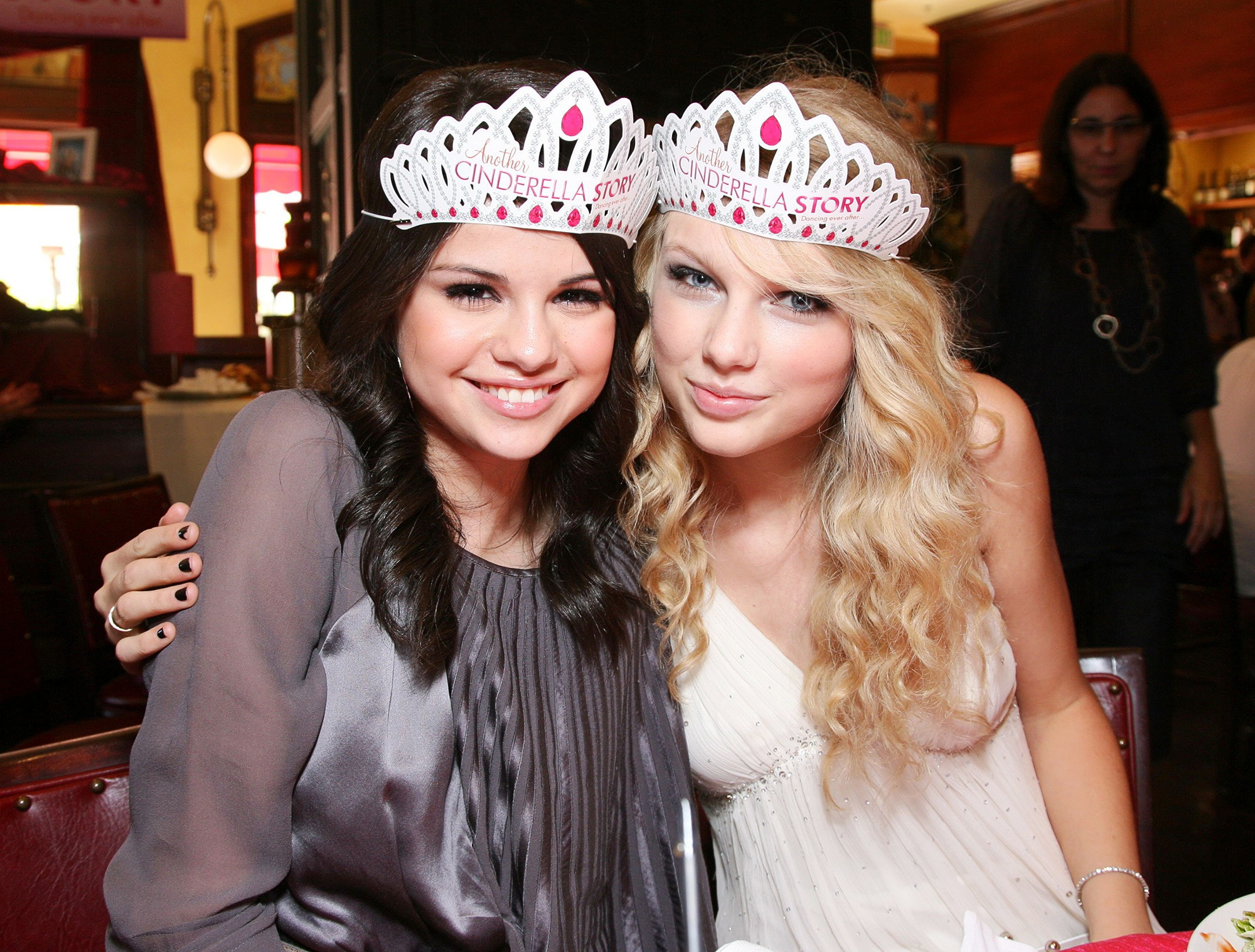 Cặp BFF trong mơ" Taylor Swift - Selena Gomez: Từ hẹn hò đôi đến cùng đính  hôn | Báo điện tử Tiền Phong