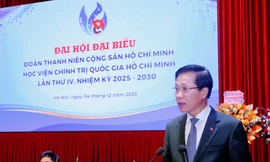 PGS. TS Hoàng Phúc Lâm, Phó Giám đốc Học viện Chính trị quốc gia Hồ Chí Minh phát biểu tại Đại hội. Ảnh: Đức Mạnh