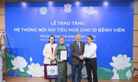 Gia đình GS. TS Đào Văn Long tặng máy nội soi tiêu hoá cho 10 bệnh viện 